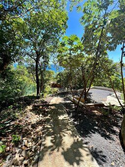 New Latitude is a modern island-style house with an exceptional view of the coral reef and Honduran mainland.
