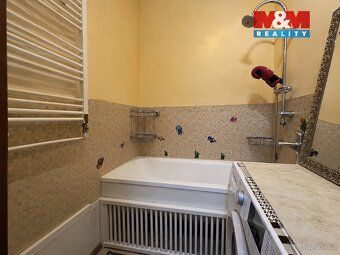 Nabízíme k prodeji prostorný byt o dispozici 3+1 a užitné pl