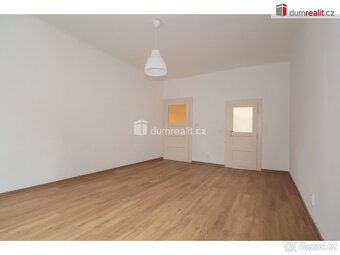 služby 600 Kč / osoba, elektrika a plyn se hlásí na nájemce,