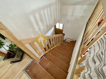 Nabízím k pronájmu prostorný podkrovní byt 2+kk, 145 m2, v r