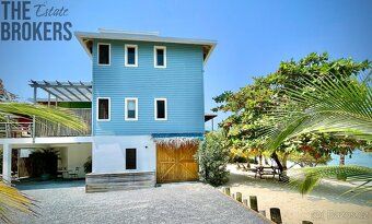 As mentioned in the book 'The Life of a Designer', this contemporary villa on Roatan Island…