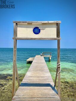 As mentioned in the book 'The Life of a Designer', this contemporary villa on Roatan Island…