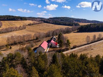 V klidné, neprůjezdné šumavské vesničce nabízíme k prodeji s