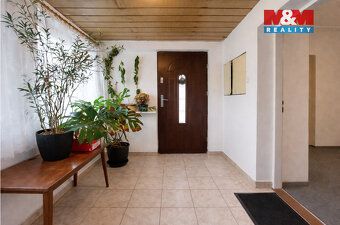This house carries the tranquility of old times and the safety of green ramparts.
