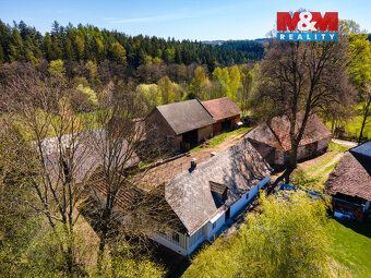 Nabízíme k prodeji samostatně stojící rodinný dům v klidné č