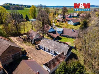 Nabízíme k prodeji samostatně stojící rodinný dům v klidné č