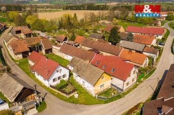 Sale of cottage in original condition on square part of Bělčice village