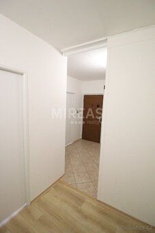 Nabízíme Vám k pronájmu světlý byt o dispozici 3+1 v 6. nadz