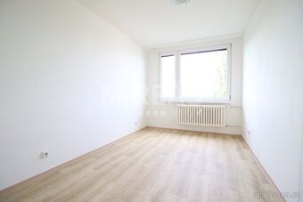 Nabízíme Vám k pronájmu světlý byt o dispozici 3+1 v 6. nadz