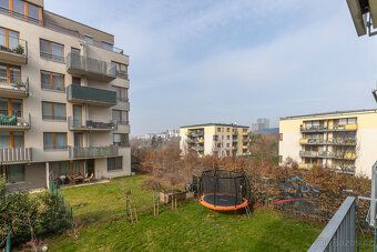 Ve výhradním zastoupení nabízíme byt 1+kk/B + garážové stání