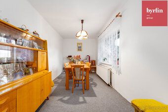 We offer for sale a spacious family house with layout 5+1 and usable area of approximately 160…