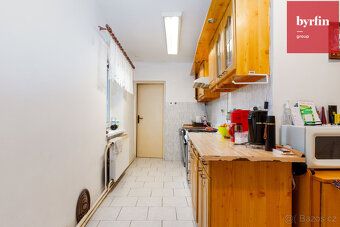 We offer for sale a spacious family house with layout 5+1 and usable area of approximately 160…