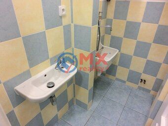 Offering for sale non-residential space of 100.77 m2 with its own entrance directly from…