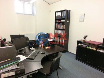 Offering for sale non-residential space of 100.77 m2 with its own entrance directly from…