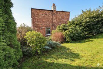 We offer for sale a spacious 2 bedroom apartment of approx.