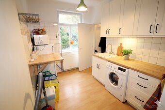 We offer for sale a spacious 2 bedroom apartment of approx.