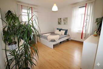 We offer for sale a spacious 2 bedroom apartment of approx.
