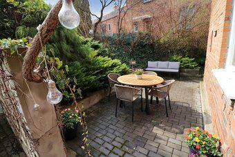 We offer for sale an exceptional Bat'a single-family house with a layout of two separate one…