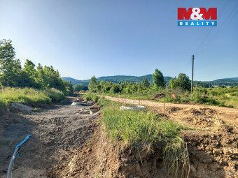 Prodáme slunný pozemek o výměře 1352 m2 s mírnou svažitostí 