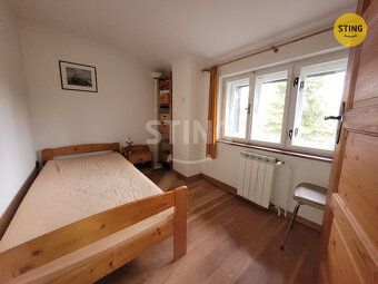 Nabízíme k pronájmu dřevěnou chalupu 6+1 (k tomu zázemí) k c