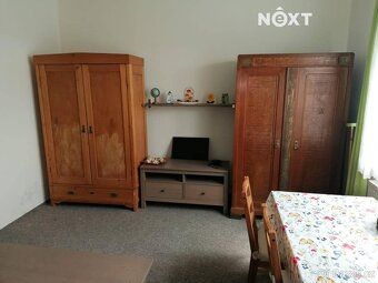 We offer for sale a self-sufficient family house or year-round habitable cottage with 5+1…