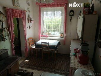 We offer for sale a self-sufficient family house or year-round habitable cottage with 5+1…