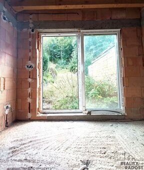 We offer for sale a spacious and very interestingly arranged terraced family house of size 4 +…