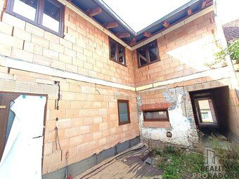 We offer for sale a spacious and very interestingly arranged terraced family house of size 4 +…
