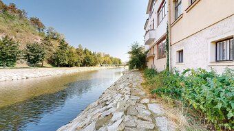 I am offering for sale an exclusive luxury apartment No. 303 of size 