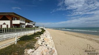 Exceptional opportunity - property in a residence with breathtaking sea views!
