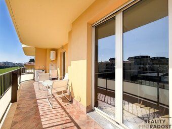 Unique opportunity with sea view just steps away