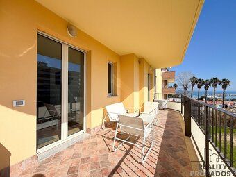 Unique opportunity with sea view just steps away