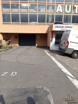Lockable parking space 18 m² – Prague 9, Lovosicka (parking garage)