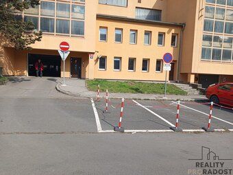 Lockable parking space 18 m² – Prague 9, Lovosicka (parking garage)