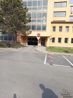 Lockable parking space 18 m² – Prague 9, Lovosicka (parking garage)