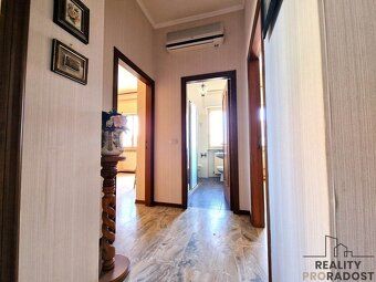 In the very heart of the popular resort town of Silvi Marina, right on