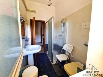 In the very heart of the popular resort town of Silvi Marina, right on