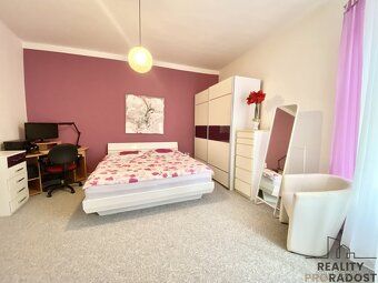 We offer for rent a very nice, brick apartment with loggia in 