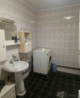 Nabízíme k prodeji prostorný rodinný dům v klidné části vesn