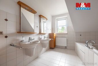Nabízíme k prodeji dům v blízkosti Zlína a Otrokovic s bazén