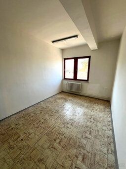 We offer for rent nice, renovated offices in an industrial park complex