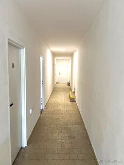 We offer for rent nice, renovated offices in an industrial park complex