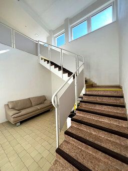 We offer for rent nice, renovated offices in an industrial park complex