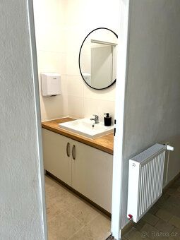 We offer for rent nice, renovated offices in an industrial park complex