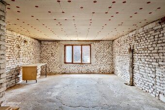 We offer for sale a majority share of 5/6 in a family house with an outbuilding and garden in…