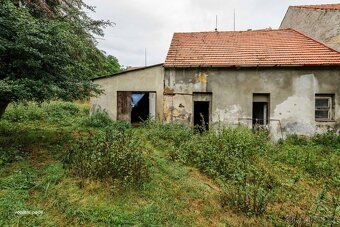 We offer for sale a family house with an extensive plot of land totaling