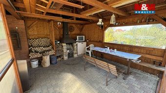 Nabízíme k prodeji krásnou, pečlivě udržovanou chatu v klidn