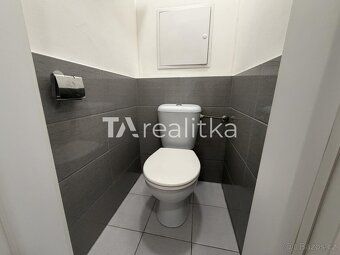 Nabízíme k pronájmu prostorný a vzdušný byt 2+1 nacházející 
