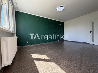 Nabízíme k pronájmu prostorný a vzdušný byt 2+1 nacházející 