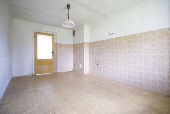 We offer for sale an extensive original house with outbuildings and a generous plot of land…